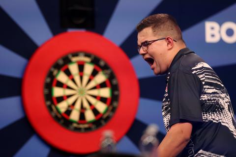Gian van Veen (24) schrijft voor eigen publiek op geniale wijze dartsgeschiedenis
