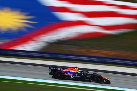 Droomstart Max Verstappen bij terugkeer naar Maleisië: rivalen kijken tegen flink gat aan