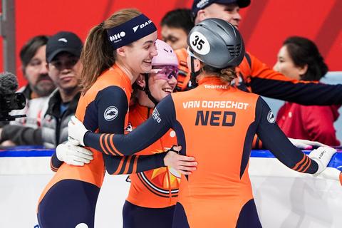 Genietende shorttrackster (21) maakt Nederlandse collega's jaloers: 'Ik wil ook zo'n sponsor'