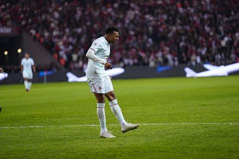 Geblesseerde Kylian Mbappé opnieuw onder vuur na opvallend uitstapje met geliefde Ester Expósito