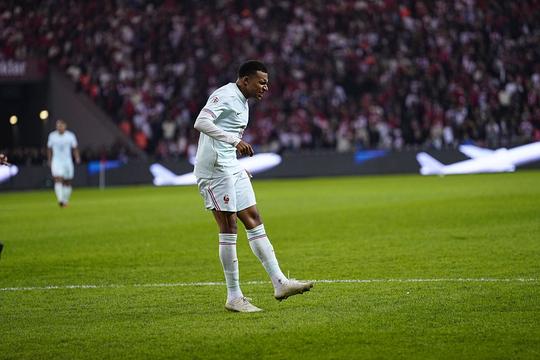 Geblesseerde Kylian Mbappé opnieuw onder vuur na opvallend uitstapje met geliefde Ester Expósito