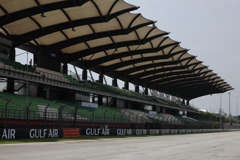 Opmerkelijke blunder bij rentree Formule 1 in Maleisië: FIA moet vlak voor eerste training ingrijpen