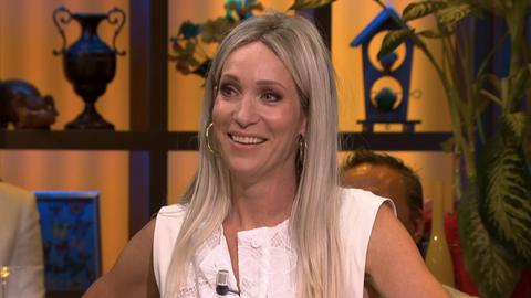 TV-presentatrice Hélène Hendriks (46) openhartig over haar contract: 'Dat snap ik dus allemaal niet'