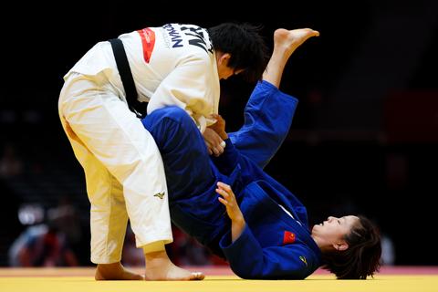 Bizarre beelden: scheidsrechter grijpt in na absurde actie van judoka