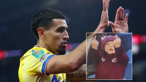 Brutaal jongetje trakteert om vergiffenis smekende voetballer op twee middelvingers