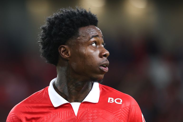 Quincy Promes lanceert opmerkelijke actie: 'Zitten er gaten van een mes in?'