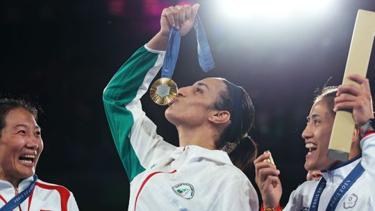 Veelbesproken 'gender-boksster' straalt op cover Vogue: 'Dat ene moment voelde als een heel leven'