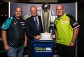 Barry Hearn met links Rob Cross en rechts Michael van Gerwen ©Getty Images