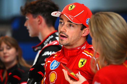 Charles Leclerc scheldt op persconferentie, maar krijgt lagere straf dan Max Verstappen