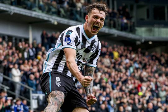 Hekkensluiter Heracles beleeft droommiddag tegen PEC Zwolle: publiek in Almelo wordt getrakteerd op monsterzege