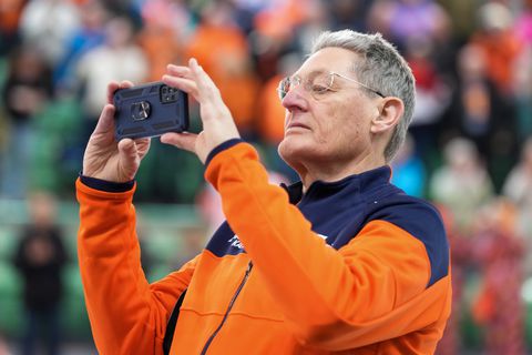 Hilariteit bij ex-topschaatsers Mark Tuitert en Ireen Wüst door opvallende actie coach Jillert Anema op NK afstanden