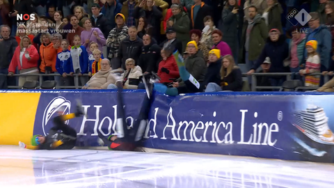 Twee schaatssters ín de boarding, één eroverheen © Screenshot NOS