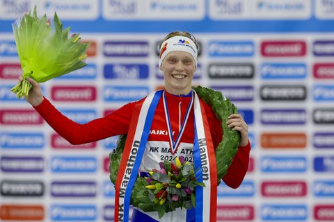 Nederlands schaatskampioen verbreekt vloek en viert dat met eerbetoon: 'Ik zei het als grap'