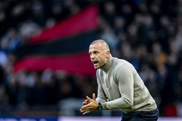 Kritiek zwengelt aan rond John Heitinga na nieuw puntenverlies: 'Dat moet Ajax gaan tonen'