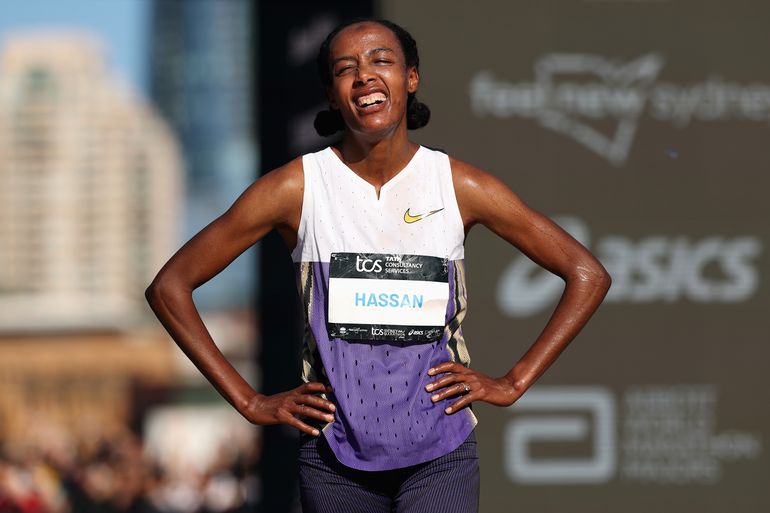 Topatlete Sifan Hassan breekt in marathon van New York, titelverdediger Abdi Nageeye stapt uit