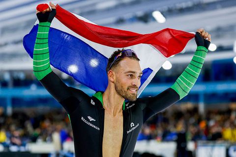 Emoties lopen flink op bij schaatskampioen Kjeld Nuis (35) tijdens NK afstanden: 'Ik moest bijna janken'