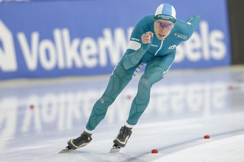 Schaatsveteraan Jorrit Bergsma schrijft geschiedenis op NK afstanden na zenuwslopende race