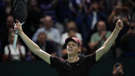 Toptennisser Jannik Sinner zit rivaal Carlos Alcaraz dwars en zorgt voor spannend einde van het jaar