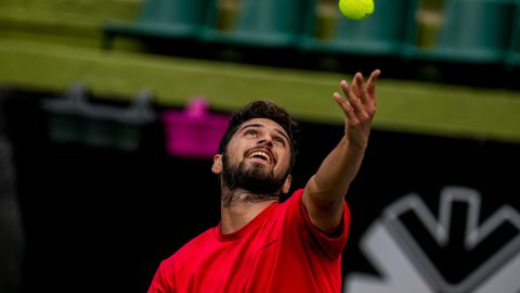 Paniek bij tennistoernooi: speler zakt in elkaar door hersenbloeding