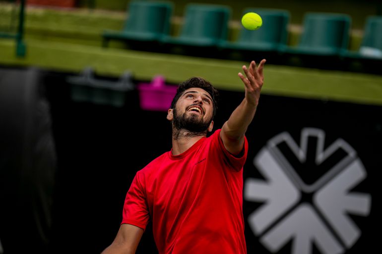 Paniek bij tennistoernooi: speler zakt in elkaar door hersenbloeding
