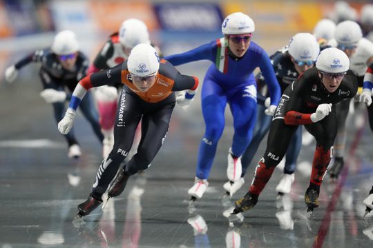 Chaos tijdens de massastart schaatsen bij World Cup zorgt voor verbazing:  'Ik zou echt iemand slaan'