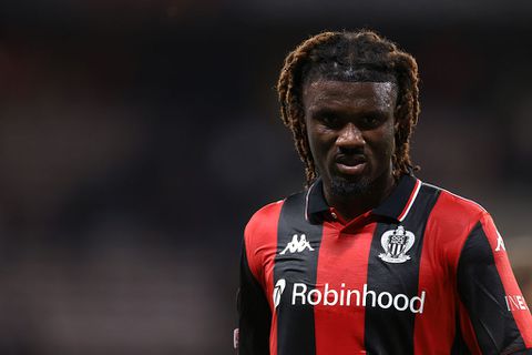 'Fans' van Franse voetbalclub Nice mishandelen eigen spelers: 'Dit is onacceptabel'