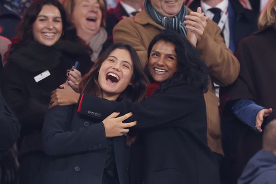 Zorgen bij toptennisster Emma Raducanu door foto's met vermeende liefde: 'Dat is natuurlijk wel eng'