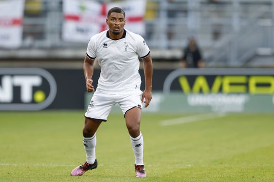 Nederlandse voetbalclub zet speler op non-actief door veroordeling in eigen land