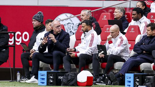 Scheldpartij tussen spelers Ajax en FC Groningen duidelijk hoorbaar: 'Wat mijn moeder?'