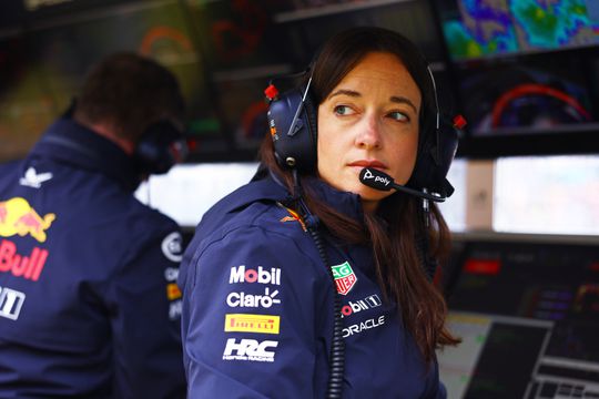 Dit is de vrouw die Max Verstappen met een tactische meesterzet mogelijk aan zijn vijfde wereldtitel op rij helpt