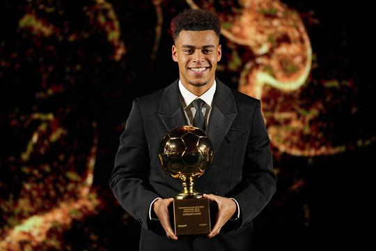 'Golden Boy' Desiré Doué draagt trofee op aan 'speciaal iemand', ook overleden Diogo Jota valt in de prijzen