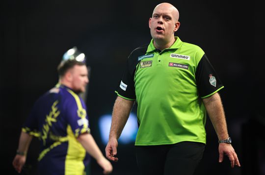 Missers Michael van Gerwen keihard afgestraft in finale WK darts, Luke Littler maakt sensatie compleet