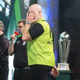 Engelse media over nederlaag van Michael van Gerwen in WK-finale: 'Drievoudig kampioen krijgt enorme afranseling'