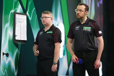 Scheidsrechter WK darts deelt paniekmoment vlak voor de finale: 'Zo kan ik het podium niet op!'