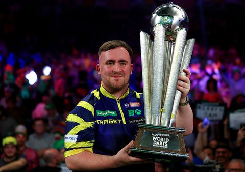 Wereldkampioen Luke Littler tilt loodzware Sid Waddell Trophy op: felbegeerde beker vernoemd naar niet-darter