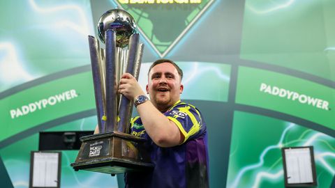 Luke Littler laat Gian van Veen kansloos in finale WK darts en kroont zich tot rijkste wereldkampioen ooit