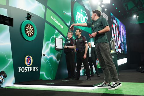 Uitverkoren fan bezwijkt op WK darts onder grote druk van 200.000 euro cash, krijgt alsnog troostprijs