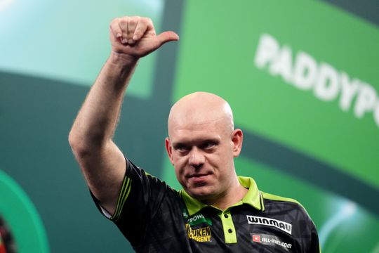 Michael van Gerwen spreekt WK darts-finalisten Gian van Veen en Luke Littler toe: 'Dat maakt me ongelooflijk trots'