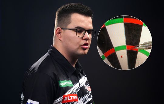 Zeer opmerkelijk moment bij finale WK darts: bloed van Gian van Veen op het bord