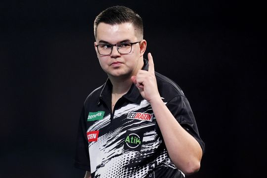 Gian van Veen vol ongeloof na vraag over prijzengeld WK darts: 'Nu je dat zegt...'