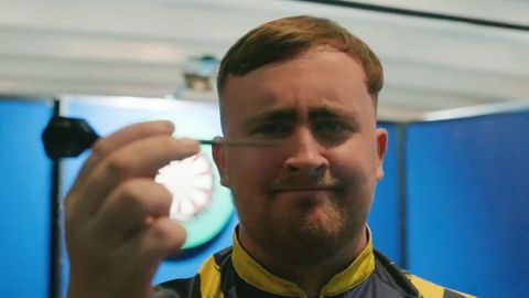 Voorbereiding Luke Littler gaat mis voor finale WK darts: kromme pijl, meteen voordeel voor Gian van Veen