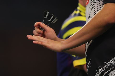 Gian van Veen verklaart bloedende vinger in finale WK darts: 'Het gebeurde in de wc'