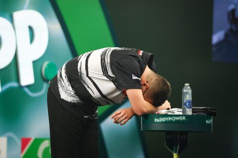 Topdarter Gian van Veen breekt na emotionele woorden van vriendin voor WK-finale: 'Dit is de kers op de taart'