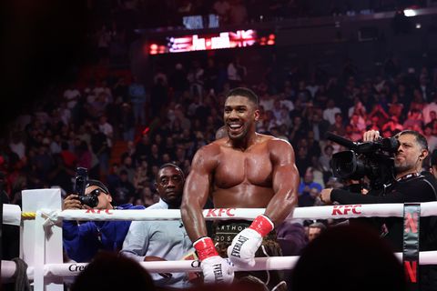 Emotionele topbokser Anthony Joshua vliegt om inktzwarte reden terug naar Engeland