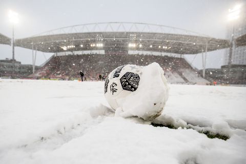 Sneeuw zorgt voor problemen bij Nederlandse voetbalclubs: tal van wedstrijden afgelast