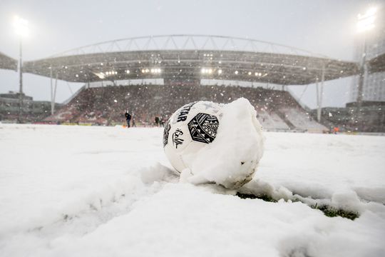 Sneeuw zorgt voor problemen bij Nederlandse voetbalclubs: tal van wedstrijden afgelast