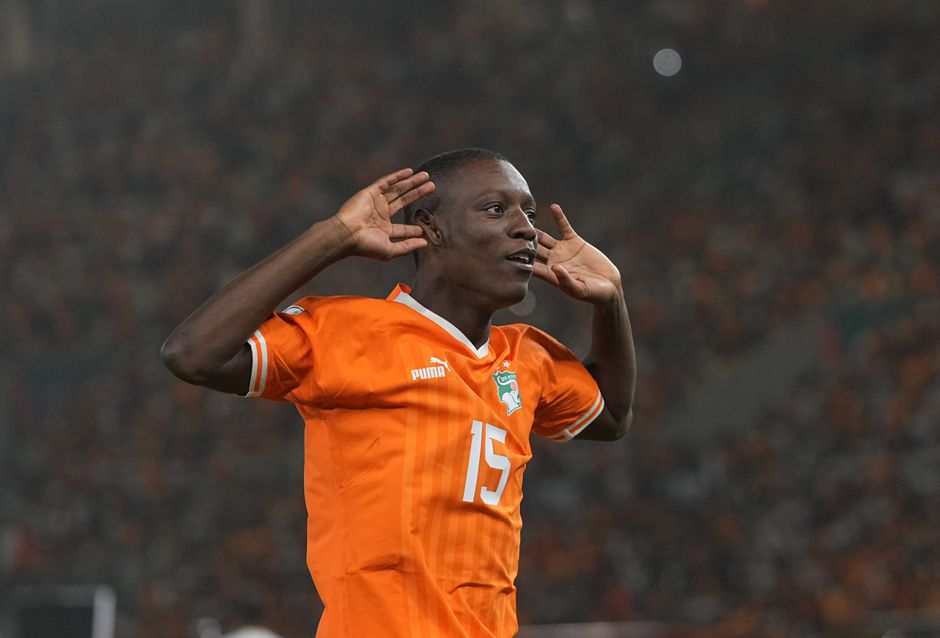 Strengere regels voor journalisten bij Afrika Cup: 'Eentje danste naakt op perstribune'