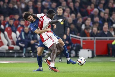 Koploper PSV speelt gelijk tegen Ajax in een slordige kraker en blijft ongeslagen in Eredivisie