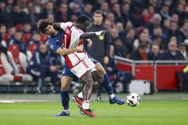 Koploper PSV speelt gelijk tegen Ajax in een slordige kraker en blijft ongeslagen in Eredivisie