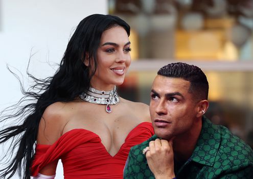 Georgina Rodriguez schittert als vriendin van Cristiano Ronaldo in verleidelijke fotoshoot